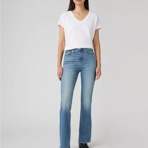 Like New Levi’s 725 light wash High Rise Bootcut Jeans size 28, length 30